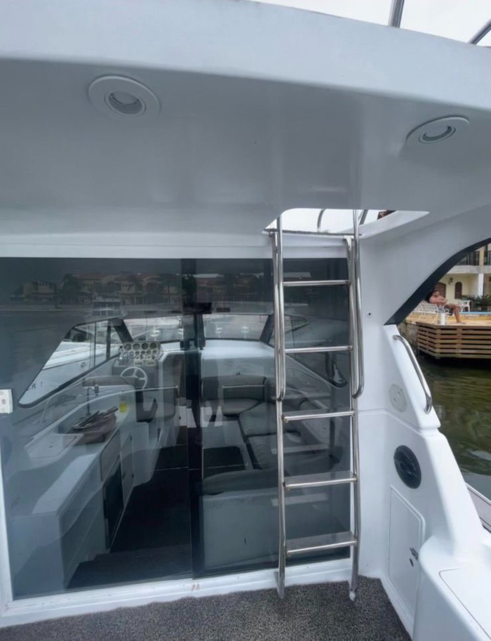 FLYBRIDGE 33 PÉS ATÉ 14 PESSOAS