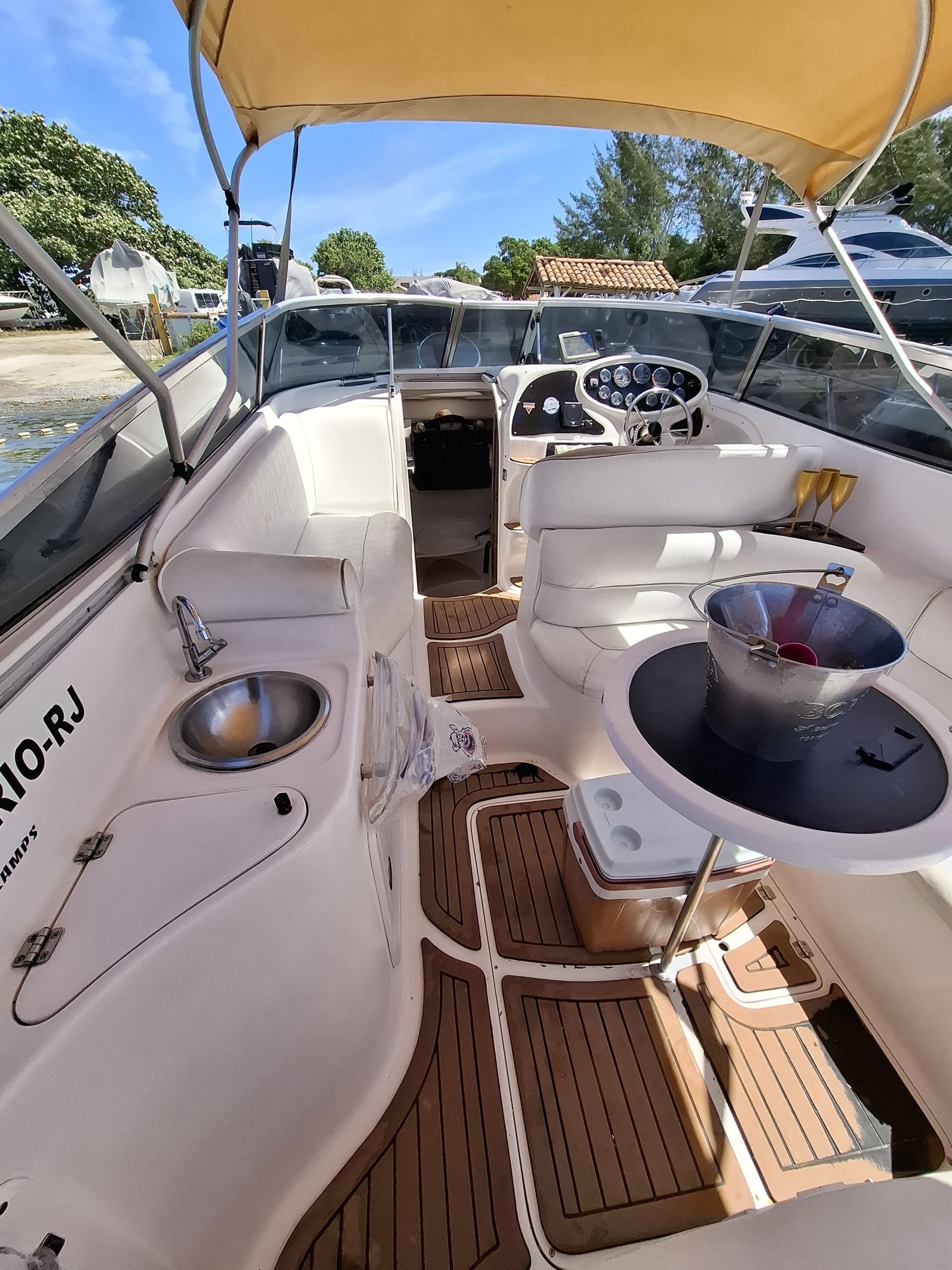 TECNOBOATS 30 PÉS ATE 12 PESSOAS