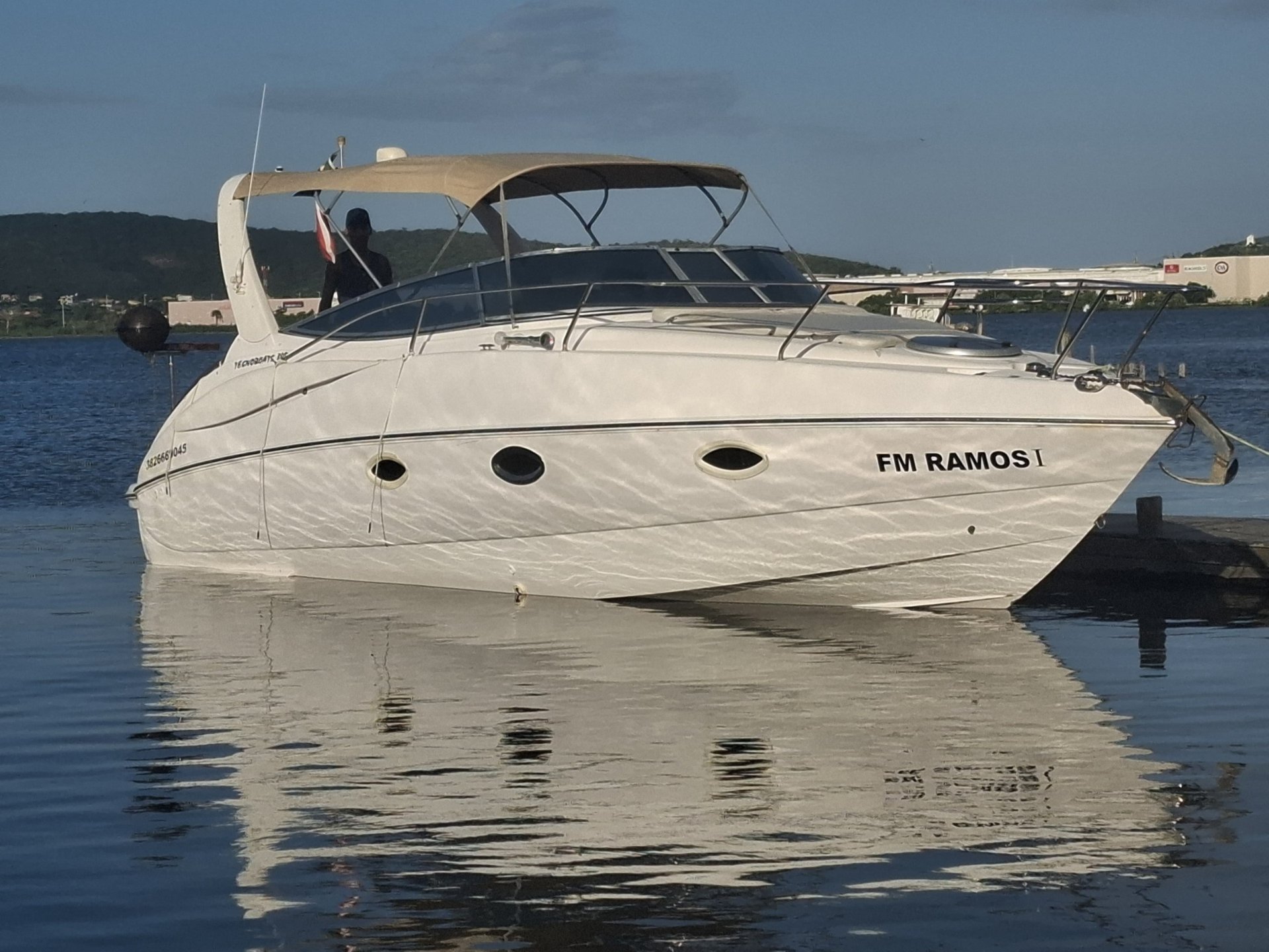 TECNOBOATS 30 PÉS ATE 12 PESSOAS